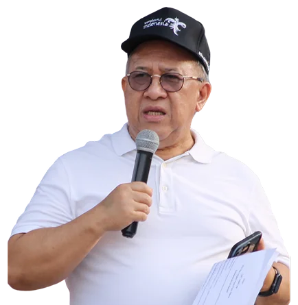 Prof. Dr. Sapta Nirwandar, Dewan Pembina Paguyuban Parapenspar, sedang berbicara dengan mikrofon